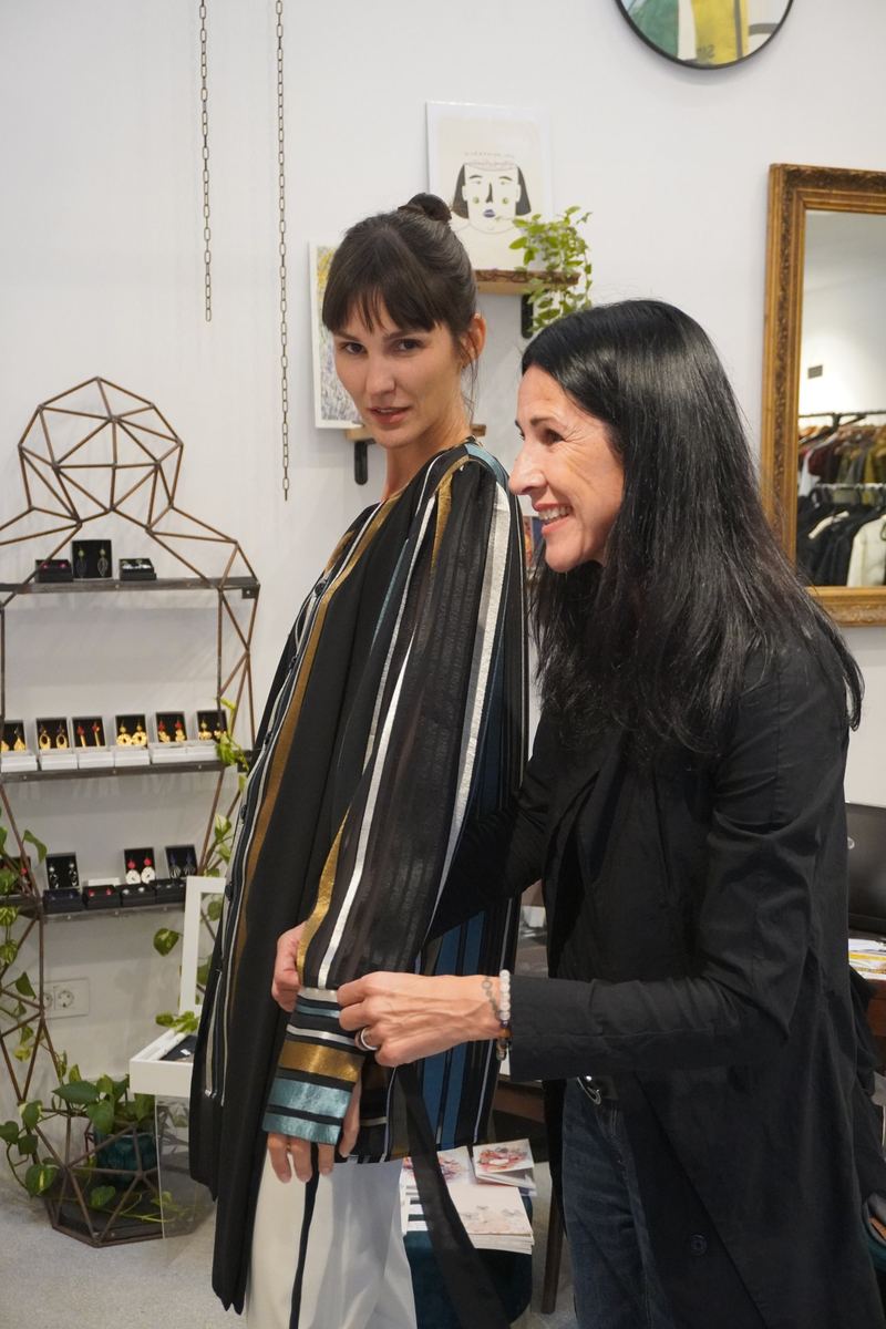 Pika Justinek prilagaja črno-zlato progasto jakno na modelki