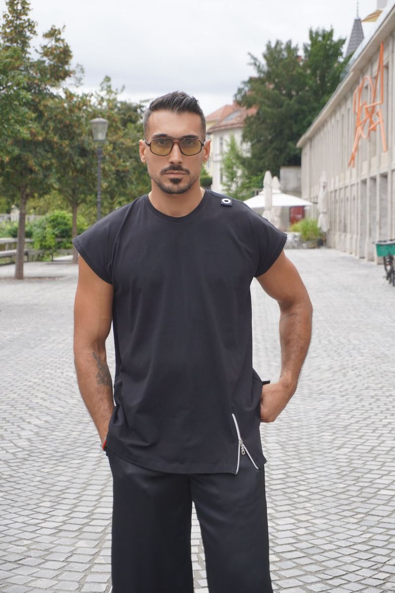 Portret modela v črni majici z zadrgo